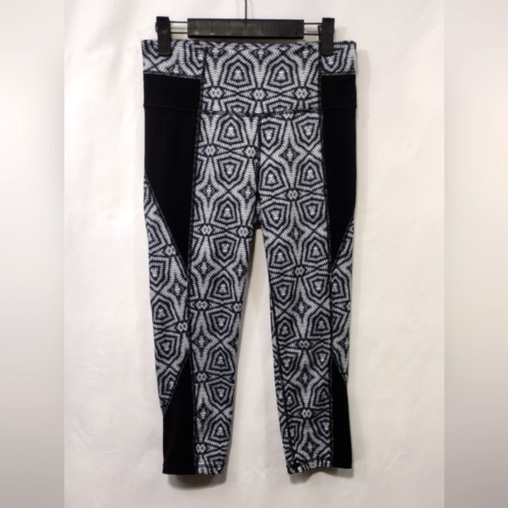 Athleta Geo Chaturanga Capris Cropped Leggings Womens S Black White Sporty Yoga